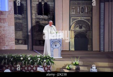 Cairo, Egypt. 28th Apr, 2017. Pope Francis delivers a speech during a visit to the prestigious Sunni institution Al-Azhar in the Egyptian capital Cairo on April 28, 2017. Pope Francis began a visit to Egypt to promote ''unity and fraternity'' among Muslims and the embattled Christian minority that has suffered a series of jihadist attacks Credit: Amr Sayed/APA Images/ZUMA Wire/Alamy Live News Stock Photo