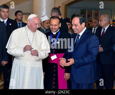 Cairo, Egypt. 28th Apr, 2017. Egyptian President Abdel Fattah al-Sisi meets with Pope Francis in Cairo on April 28, 2017. Francis, who started a two-day visit, has said he hoped his trip would contribute to dialogue with Muslims and show support for Egypt's Coptic Christians Credit: Egyptian President Office/APA Images/ZUMA Wire/Alamy Live News Stock Photo