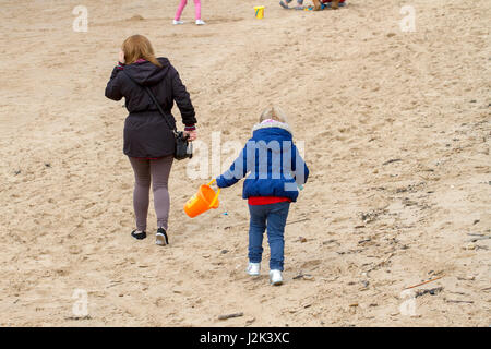 Lytham St. Annes, Blackpool. 29th April 2017. UK Weather.  A cool and very cloudy day over the north west of England doesn't stop hardy Brits from heading down to the seaside at Lytham St. Annes in Lancashire.  With thick cloud expected all over the Bank Holiday, families are determined to make the most of the long weekend.  Credit: Cernan Elias/Alamy Live News Stock Photo