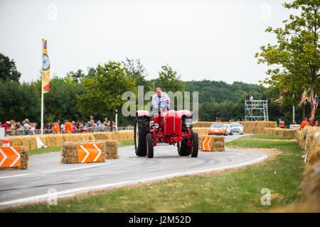 Laverstoke Park Farm, Overton, Basingstoke, Hampshire, United Kingdom. 27 August 2016. Jody Sheckter drives his vintage tractor on the hill climb track at Radio 2 breakfast show DJ, Chris Evans' Car Fest South 2016 - Car, Food, Family and Music Festival for BBC Children in Need. © Will Bailey / Alamy Stock Photo