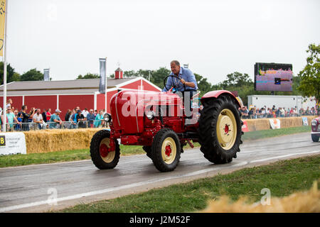 Laverstoke Park Farm, Overton, Basingstoke, Hampshire, United Kingdom. 27 August 2016. Jody Sheckter drives his vintage tractor on the hill climb track at Radio 2 breakfast show DJ, Chris Evans' Car Fest South 2016 - Car, Food, Family and Music Festival for BBC Children in Need. © Will Bailey / Alamy Stock Photo