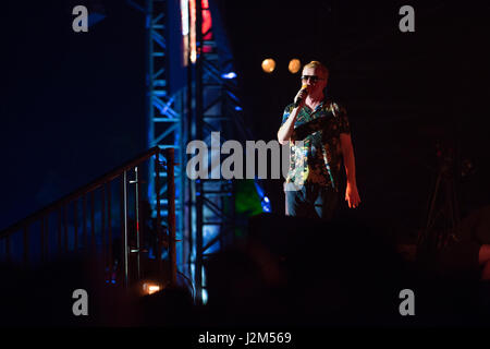 Laverstoke Park Farm, Overton, Basingstoke, Hampshire, United Kingdom. 27 August 2016. Chris Evans presenting the evening show at Radio 2 breakfast show DJ, Chris Evans' Car Fest South 2016 - Car, Food, Family and Music Festival for BBC Children in Need. © Will Bailey / Alamy Stock Photo