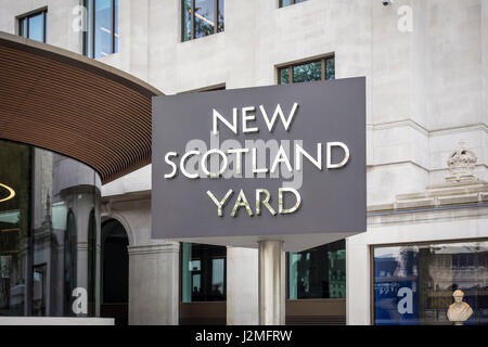 Metropolitan Police Service new headquarters on Victoria Embankment (Curtis Green Building) with the New Scotland Yard rotating sign. London, UK Stock Photo