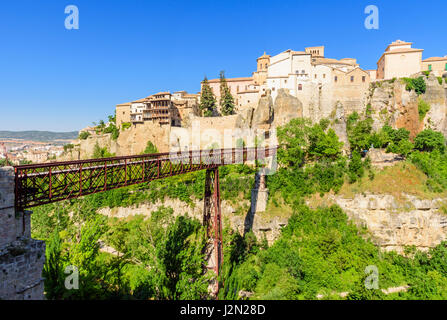 Cuenca's San Pablo Bridge overlooked by the cliff hanging houses of Cuenca, Castilla La Mancha, Spain Stock Photo