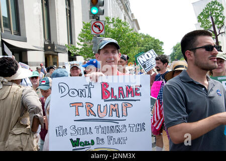 Thousands of people are in the streets of the Nation's Capital as part of the 'Peoples Climate March' in Washington, DC on Saturday, April 29, 2017. Credit: Ron Sachs/CNP Foto: Ron Sachs/Consolidated/dpa Stock Photo