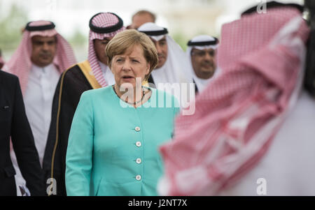 Jeddah, Saudi Arabia. 30th Apr, 2017. German Chancellor Angela Merkel (CDU) is received at the airport in Jeddah, Saudi Arabia, 30 April 2017. Photo: Kay Nietfeld/dpa/Alamy Live News Stock Photo