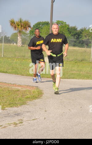 Army Reserve Soldiers with the 75th Training Command Headquarters ...