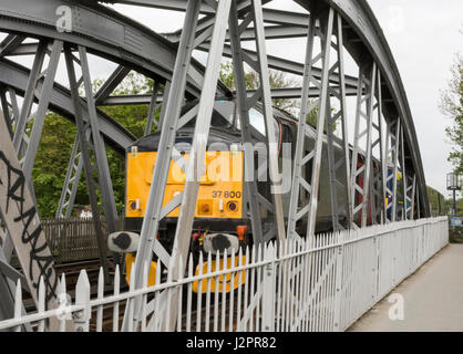 A Class 40 Co-Co Diesel Locomotive passes over Barnes Rail Bridge Stock Photo