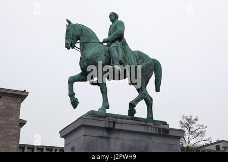 Equestrian bronze statue of King Albert I of Belgium by Belgian sculptor Alfred Courtens (1951) in Albertine square (Place de l'Albertine) at Kunstberg (Mont des Arts) in Brussels, Belgium. Stock Photo