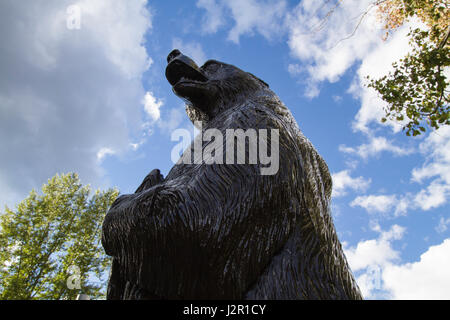 Wood chainsaw carving of a Grizzly Bear in Manning Park, British Columbia, Canada Stock Photo