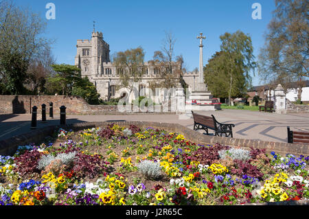 The Church of Saints Peter & Paul and War Memorial, Church Square, Tring, Hertfordshire, England, United Kingdom Stock Photo