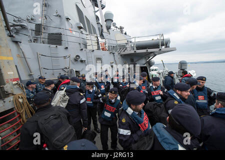 170427-N-ZE250-183 PLYMOUTH, United Kingdom (April 27, 2017) Royal Navy flag officer sea training instructors and U.S. Navy Afloat Training Group Sailors prepare to disembark the Arleigh Burke-class guided-missile destroyer USS Carney (DDG 64) in Plymouth, United Kingdom. Carney is forward-deployed to Rota, Spain, conducting its third patrol in the U.S. 6th Fleet area of operations in support of U.S. national security interests in Europe. (U.S. Navy photo by Mass Communication Specialist 3rd Class Weston Jones/Released) Stock Photo