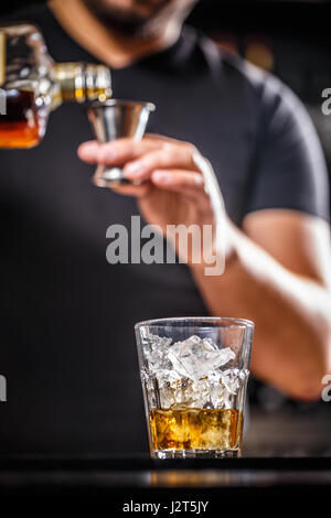 Verser de l'alcool pour le barman metal jigger Photo Stock - Alamy