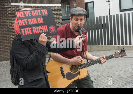 London, UK. 30th April 2017. Cosmo sings at the Class War protest against gentrification outside Bermondsey's White Cube gallery. There were also performances by Adam Clifford (aka Jimmy Kunt) , Potent Whisper nd others, along with speeches by Simon Elmer of ASH, Martin Wright and Ian Bone. Credit: Peter Marshall/Alamy Live News
