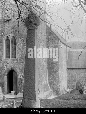 Celtic cross situated in the churchyard at St Nicholas and St Teilo's church, Penally Stock Photo