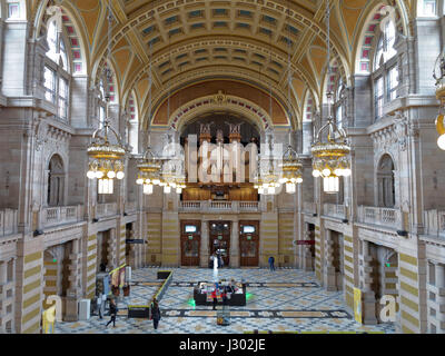 Glasgow Kelvingrove Museum and Art Galleries interior main hall gallery