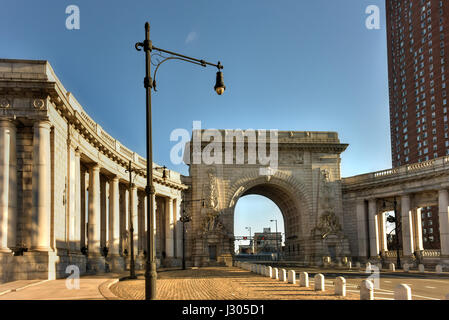 Manhattan Bridge Arch and Colonnade Entrance in New York, USA Stock Photo