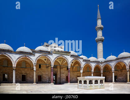 The inner courtyard of Suleymaniye Mosque surrounded by the arched gallery  with ablutions fountain in the center, Istanbul, Turkey Stock Photo