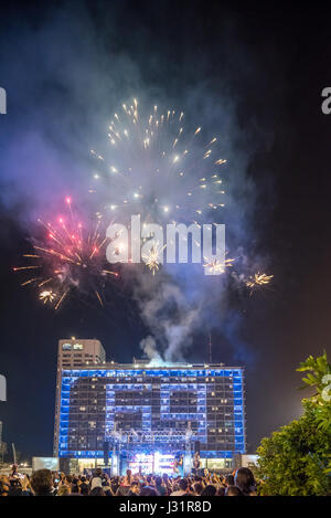 Tel Aviv Yafo, Israel. 01st May, 2017. Fireworks - celebration of yom haatsmaout - independence day may 1st 2017, Kikar Rabin, Tel Aviv-Yafo, Israel Credit: Michael Jacobs/Alamy Live News Stock Photo