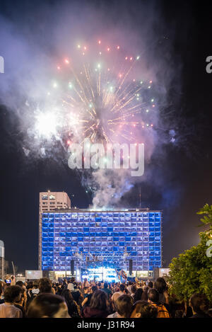 Tel Aviv Yafo, Israel. 01st May, 2017. Fireworks - celebration of yom haatsmaout - independence day may 1st 2017, Kikar Rabin, Tel Aviv-Yafo, Israel Credit: Michael Jacobs/Alamy Live News Stock Photo