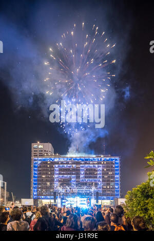 Tel Aviv Yafo, Israel. 01st May, 2017. Fireworks - celebration of yom haatsmaout - independence day may 1st 2017, Kikar Rabin, Tel Aviv-Yafo, Israel Credit: Michael Jacobs/Alamy Live News Stock Photo