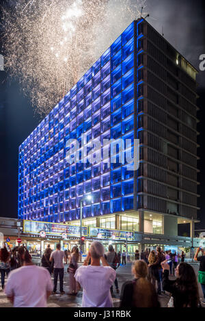 Tel Aviv Yafo, Israel. 01st May, 2017. Fireworks - celebration of yom haatsmaout - independence day may 1st 2017, Kikar Rabin, Tel Aviv-Yafo, Israel Credit: Michael Jacobs/Alamy Live News Stock Photo