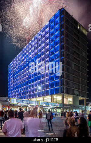 Tel Aviv Yafo, Israel. 01st May, 2017. Fireworks - celebration of yom haatsmaout - independence day may 1st 2017, Kikar Rabin, Tel Aviv-Yafo, Israel Credit: Michael Jacobs/Alamy Live News Stock Photo