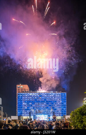 Tel Aviv Yafo, Israel. 01st May, 2017. Fireworks - celebration of yom haatsmaout - independence day may 1st 2017, Kikar Rabin, Tel Aviv-Yafo, Israel Credit: Michael Jacobs/Alamy Live News Stock Photo