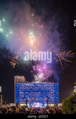 Tel Aviv Yafo, Israel. 01st May, 2017. Fireworks - celebration of yom haatsmaout - independence day may 1st 2017, Kikar Rabin, Tel Aviv-Yafo, Israel Credit: Michael Jacobs/Alamy Live News Stock Photo