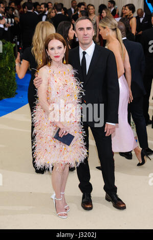 New York, NY, USA. 1st May, 2017. 01 May 2017 - New York, New York - Julianne Moore. 2017 Metropolitan Museum of Art Costume Institute Benefit Gala at The Metropolitan Museum of Art. Photo Credit: Christopher Smith/AdMedia Credit: Christopher Smith/AdMedia/ZUMA Wire/Alamy Live News Stock Photo