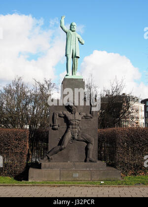 Standbeeld Ferdinand Domela Nieuwenhuis (1846-1919) gemaakt in 1931 ...