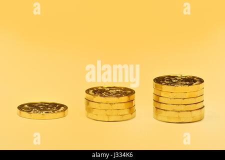 3 columns of new pound coins on gold background Stock Photo
