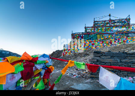 Prayer flags at the 4,298m Zheduo Shan Pass, Kangding, Sichuan, China Stock Photo