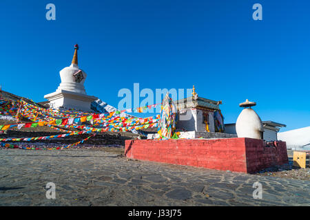 Stupa and prayer flags at the Zheduo Shan Pass, Kangding, Sichuan, China Stock Photo