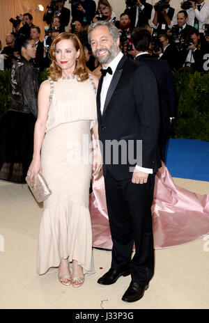 Leslie Mann and Judd Apatow attending The Metropolitan Museum of Art Costume Institute Benefit Gala 2017, in New York, USA. PRESS ASSOCIATION Photo. Picture date: Monday 1st May, 2017. See PA Story SHOWBIZ Gala. Photo credit should read: Aurore Marechal/PA Wire Stock Photo