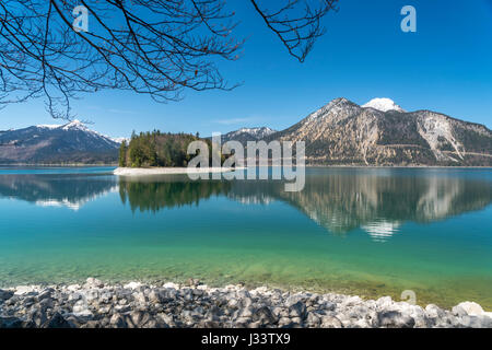 Walchensee mit der Insel Sassau,  Kochel am See, Bayern, Deutschland  |   Lake Walchen and Sassau island, Kochel am See, Bavaria, Germany Stock Photo