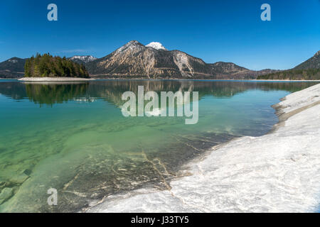 Walchensee mit der Insel Sassau,  Kochel am See, Bayern, Deutschland  |   Lake Walchen and Sassau island, Kochel am See, Bavaria, Germany Stock Photo