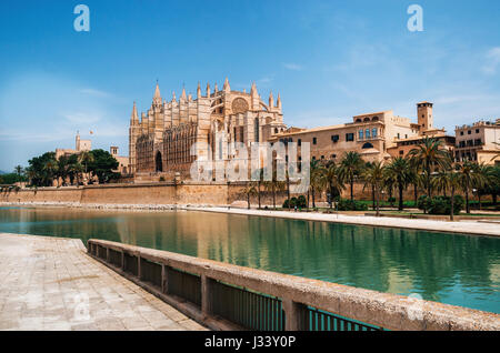 Park de la Mar against La Seu, The gothic medieval cathedral of Palma de Mallorca, Spain. The Cathedral of Santa Maria of Palma Stock Photo