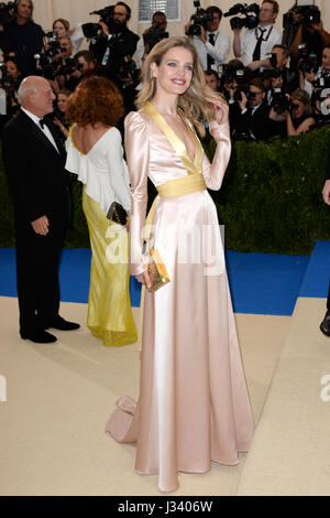 Natalia Vodianova attending The Metropolitan Museum of Art Costume Institute Benefit Gala 2017, in New York, USA. PRESS ASSOCIATION Photo. Picture date: Monday 1st May, 2017. See PA Story SHOWBIZ Gala. Photo credit should read: Aurore Marechal/PA Wire Stock Photo