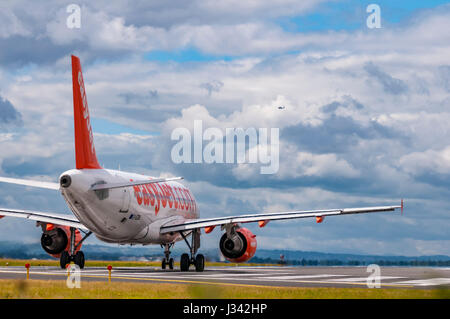 Easyjet Airbus. On runway Airbus A319-111 Stock Photo