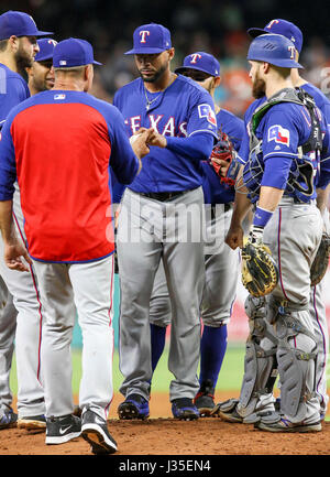Texas Rangers manager Jeff Banister, middle, talks with relief pitcher ...