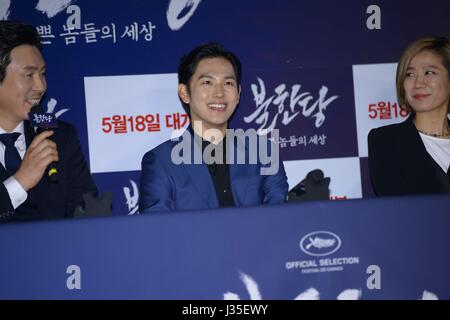 Seoul, Korea. 02nd May, 2017. Kyung gu Sol, Shi Shi Ren, Hye-jin Jeon, Hae-won Kim attend the premiere of the cross in Seoul, Korea on 02th May, 2017.(China and Korea Rights Out) Credit: TopPhoto/Alamy Live News Stock Photo