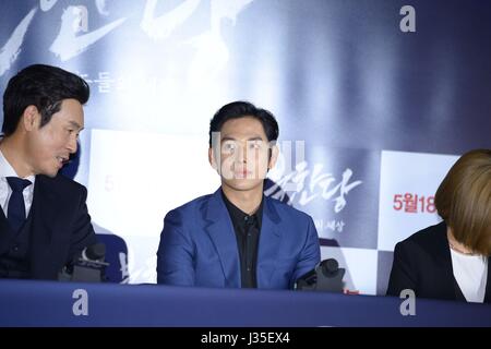 Seoul, Korea. 02nd May, 2017. Kyung gu Sol, Shi Shi Ren, Hye-jin Jeon, Hae-won Kim attend the premiere of the cross in Seoul, Korea on 02th May, 2017.(China and Korea Rights Out) Credit: TopPhoto/Alamy Live News Stock Photo