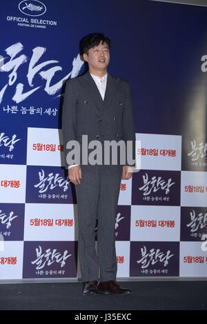 Seoul, Korea. 02nd May, 2017. Kyung gu Sol, Shi Shi Ren, Hye-jin Jeon, Hae-won Kim attend the premiere of the cross in Seoul, Korea on 02th May, 2017.(China and Korea Rights Out) Credit: TopPhoto/Alamy Live News Stock Photo