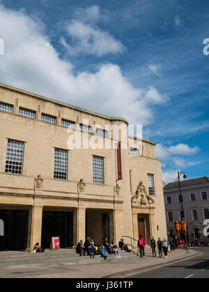 People sitting on steps, Bodleian Library, Weston Library ,Oxford, Oxfordshire, England, UK, GB. Stock Photo