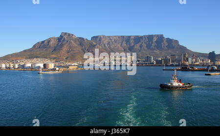 Table Bay Harbor against the backdrop of Table Mountain in Cape Town in the Western Cape of South Africa Stock Photo
