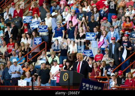 US President Donald Trump speaks to an estimated seven thousands at campaign rally with Vice-President Mike Pence, in Harrisburg, PA, on April 29, 201 Stock Photo