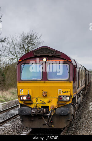 66 Class locomotive of English Welsh and Scottish railway company hauling Land Rover's through Kings Sutton, South Northamptonshire Stock Photo