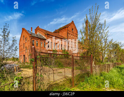 Abandoned building of red brick, Broken Windows Stock Photo - Alamy