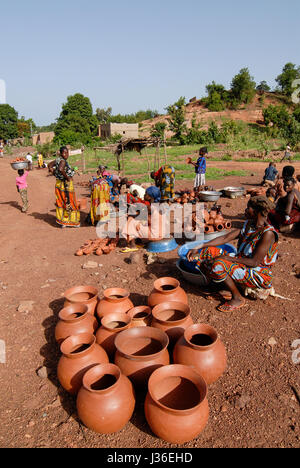 BURKINA Faso, Gaoua, women sell pottery at market / BURKINA FASO, Gaoua, Frauen verkaufen Toepferwaren auf dem Markt Stock Photo